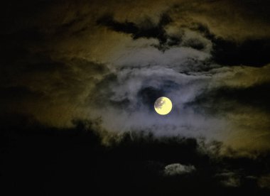 İngiltere üzerinde dolunay ile dramatik gece gökyüzü