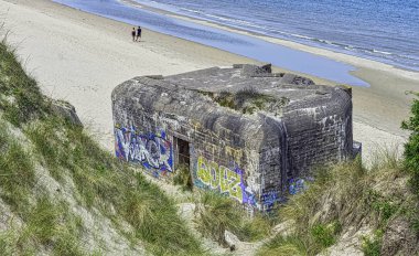 Dunkirk Plaj Sığınakları 'nda yasadışı grafiti - 2 Haziran 2019' da M.K.B Malo Terminali olarak bilinen Nazi kıyı topu bataryasının kalıntıları - Dunkirk, Fransa
