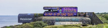Dunkirk Plaj Sığınakları 'nda yasadışı grafiti - 2 Haziran 2019' da M.K.B Malo Terminali olarak bilinen Nazi kıyı topu bataryasının kalıntıları - Dunkirk, Fransa