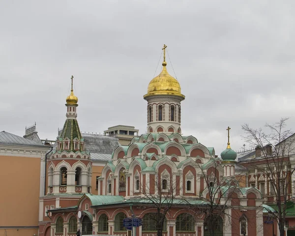 Червоний квадрат (червона площа): Казанського собору поруч універмаг гумка — стокове фото