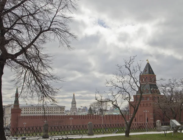 De Annunciatie Tower is de toren van de muur van het Kremlin van Moskou — Stockfoto