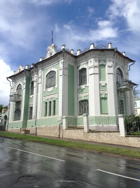 Gebäude - eine zweistöckige Villa aus Stein, die zum hier — Stockfoto