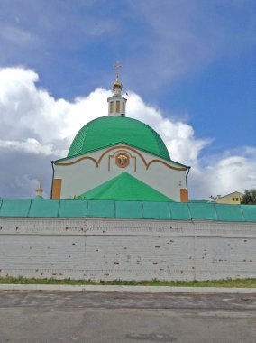 kar-beyaz bulutlar ve gökyüzü mavi bir arka plan üzerinde manastır