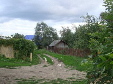 Banyo ve çürük ahşap çit