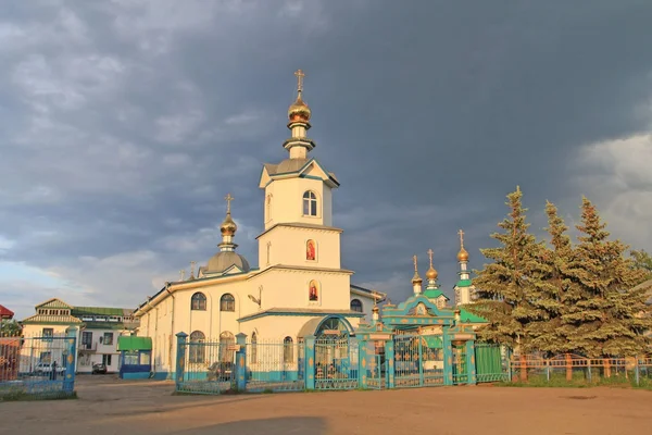 Страшное осеннее небо над церковью — стоковое фото