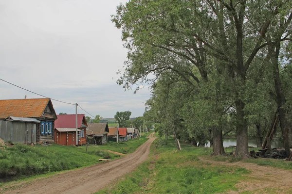 Estrada de terra na aldeia — Fotografia de Stock