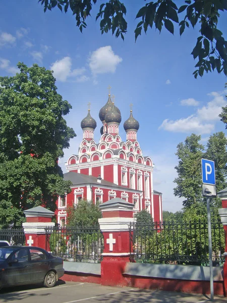 Utsikt över kyrkan i Moskva — Stockfoto