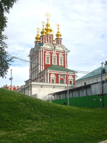 Vista do Convento Novodevichy do lado da lagoa — Fotografia de Stock