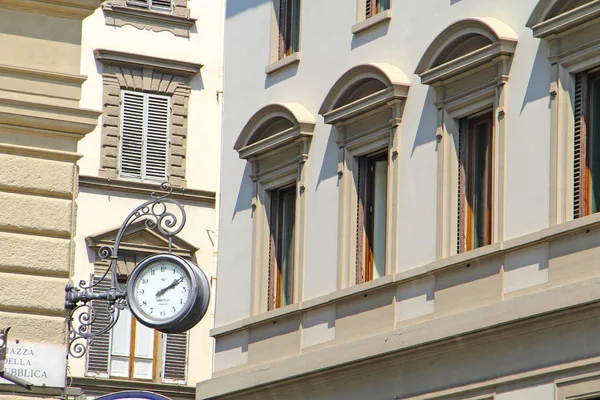 Reloj de la ciudad en Florencia en la Plaza de la República (Piazza della Repubblica ) — Foto de Stock