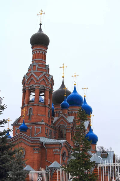 Вид на городскую церковь зимой — стоковое фото