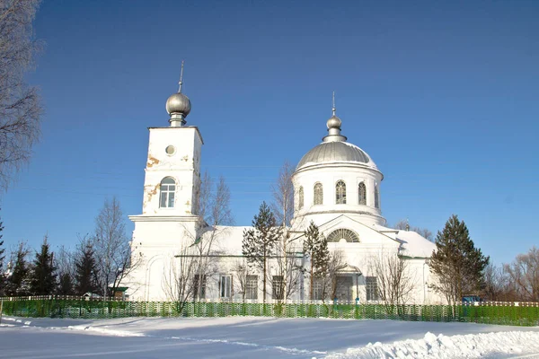 Winter landscape with a village church — Stock Photo, Image