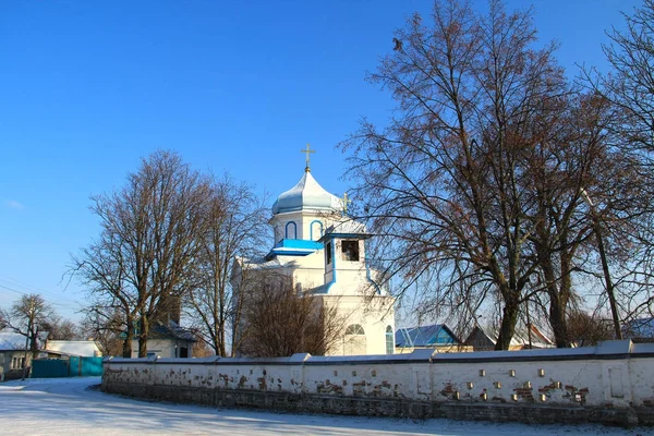 Utsikt över kyrkan i staden pogar — Stockfoto