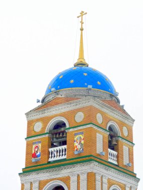 kubbe ve kırsal bir kilise haç