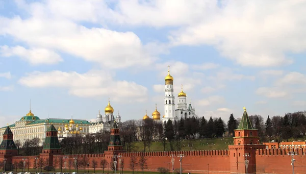 Вид на храмы и башни Московского Кремля — стоковое фото