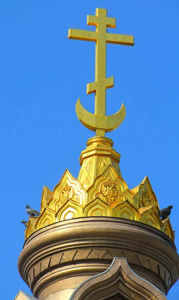 Altın haç ve kubbe