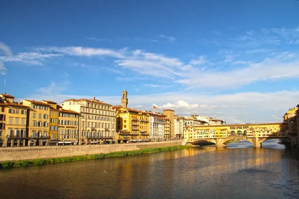 Pohled na řeku Arno a Ponte Vecchio most — Stock fotografie