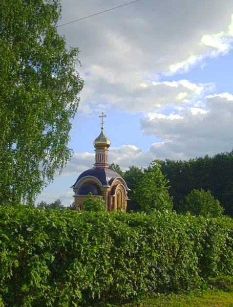 Una vista de verano con un templo capilla — Foto de Stock