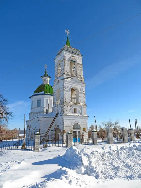 Blick auf eine ländliche Kirche — Stockfoto