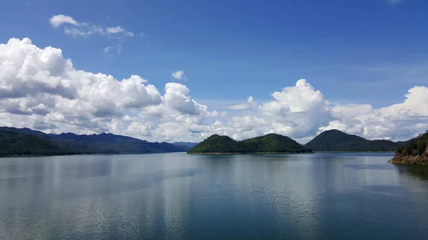 Vista da barragem localizada em Srinakarin Dam Kanchanaburi, Tailândia — Fotografia de Stock