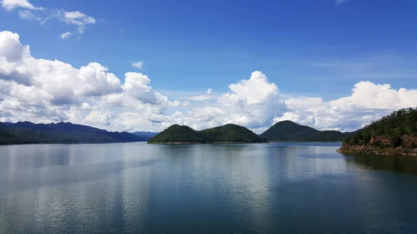 Vista da barragem localizada em Srinakarin Dam Kanchanaburi, Tailândia — Fotografia de Stock