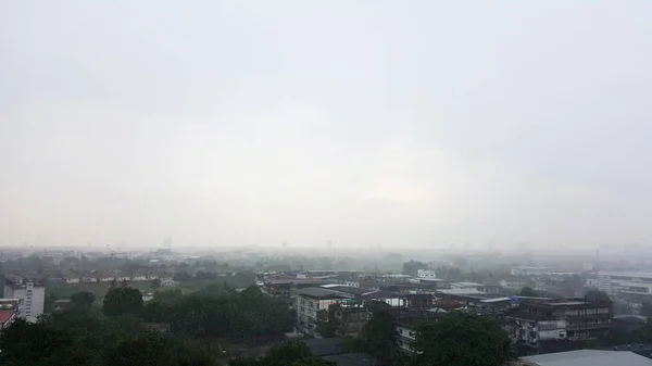Temps pluvieux dans la ville. — Photo