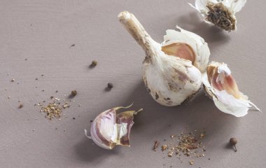 Güzel kokulu baharatlar. Sarımsak