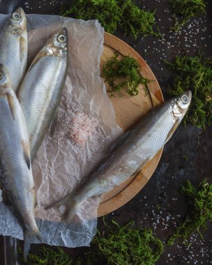 Pembe tuz bir ahşap tahta üzerinde taze balık