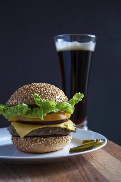 Burger csirke szelet és a sör, a sötét háttér — Stock Fotó