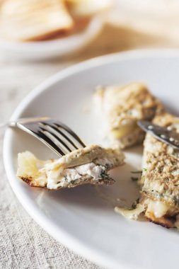 Omlet jambon, peynir ve baharat keten masa örtüsü üzerinde. Siyah kahve ve tost ile görev yaptı. Rustik bir stil. Dikey. Seçici odak.