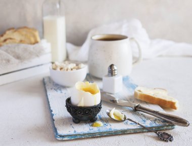 Bir ev yapımı kahvaltı ile rafadan yumurta, peynir ve