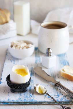 Ailece kahvaltı. Yemek tarifleri Yumurta Haşlama. Yakın çekim. Seçici odak