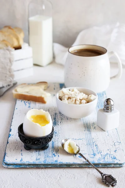 Ailece kahvaltı. Yemek tarifleri Yumurta Haşlama. Yakın çekim. Seçici odak