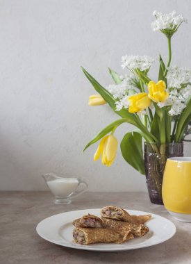 Lale vazo ile aromatik çay tadı Rus krep. 
