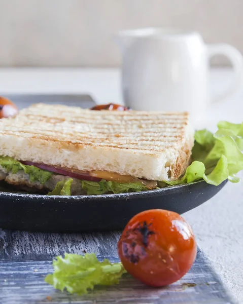 Finom reggeli, grillezett zöldségekkel és pirítóssal. Közelről. — Stock Fotó