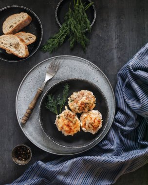 Ev yemekleri. Köfte bir plaka üzerinde pişmiş tatil için-.