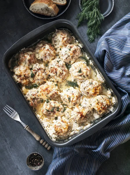 Para la cena de gala - cazuela de albóndigas con salsa de queso y pimentón ahumado. Deadpan. . —  Fotos de Stock