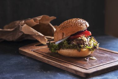 Sığır Patty, baharatlı sos, soğan ve salata ile iştah açıcı Burger.