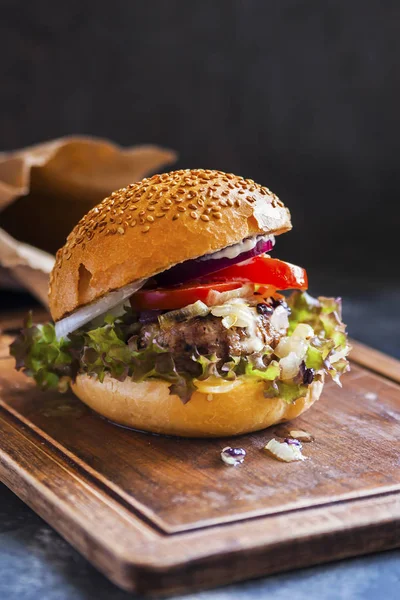 Étvágygerjesztő hamburger Patty, szósz, hagyma, saláta marhahússal. — Stock Fotó
