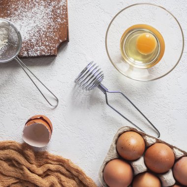 Beyaz bir arka plan günü kahvaltıda taze çiğ yumurta. Yakın çekim. Üstten Görünüm.