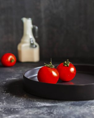 Mutfak masasının üstünde yoğurt sosu yapmak için malzemeler. 