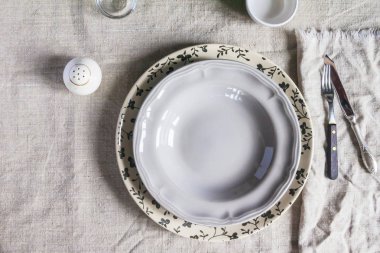 Yemekleri rustik tarzda. Vintage tarzı. Bir tekstil masa örtüsü. 