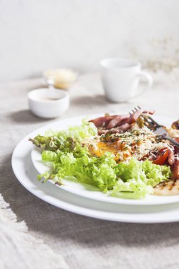 Haşlanmış yumurta ile kahvaltı salatası. Yakın çekim. Seçici odak.