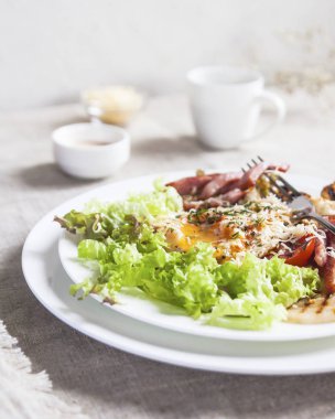 Lezzetli Breakfast haşlanmış yumurta, salata, peynir, kızarmış ekmek. 