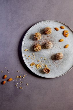 Gri arka plan üzerinde gri plaka üzerinde çok lezzetli Diyet şeker. Kavram tarif için. Dikey. Üstten Görünüm.