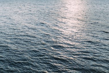 Mavi deniz dalgaları akşam ışıklar