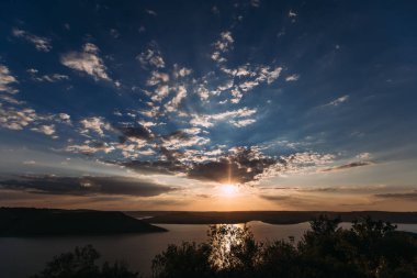 Günbatımı nefes kesen manzarası güzel bulutlar ile gölde