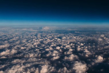 Büyük gri bulutların üzerinde gökyüzü. 