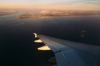 Kenti bir iniş uçak pencereden dışarı nehirden üzerinde