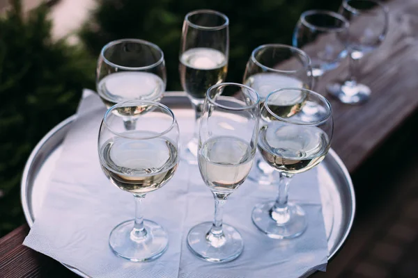 Serin bir lezzetli şampanya ile şarap bardakları — Stok fotoğraf