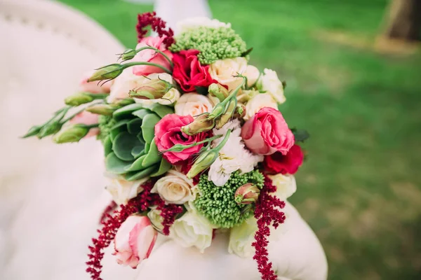 Hermoso ramo de bodas al aire libre sobre un fondo verde —  Fotos de Stock